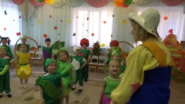 Песня "Чучело" и "Зарядка на грядке" на осеннем празднике "Овощная сказка" в детском саду. смотреть онлайн