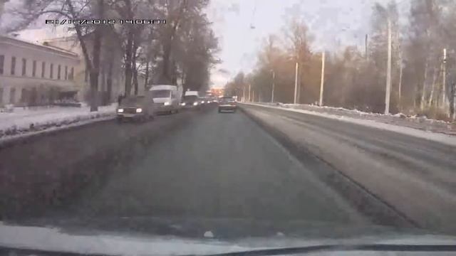 Неправильный проезд по рельсам на Обуховке смотреть онлайн