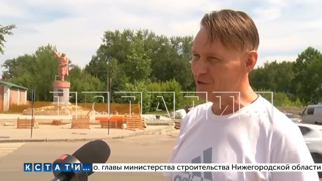 Памятник Минину в Балахне во время ремонта стал розовым смотреть онлайн