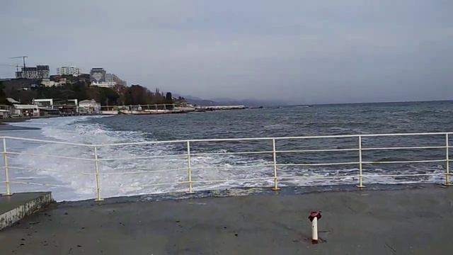 Алушта большие волны на Чёрном море в Крыму 1 декабря 2022 смотреть онлайн
