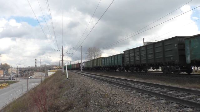 Электровоз ВЛ10-192 с грузовым поездом и электровоз ВЛ10-1530 с грузовым поездом смотреть онлайн