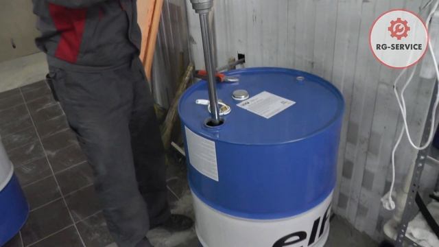 Мы заливаем бочковое моторное масло марки Elf, приобретаем от официального поставщика смотреть онлайн