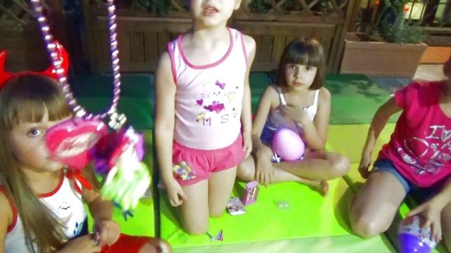 Стефания с подружками открывают большие яйца с сюрпризами Бабушкины Сказки смотреть онлайн