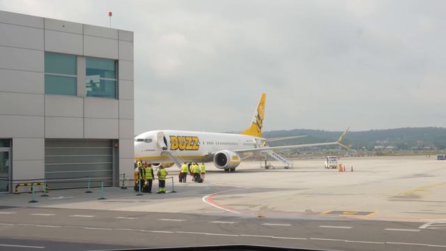 I Took the World's Cheapest Flight смотреть онлайн