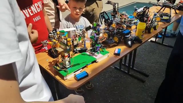 Кружок робототехники на дне открытых дверей в Кадетском корпусе.mp4 смотреть онлайн