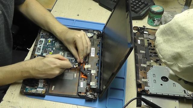 Чистка и профилактика ноутбука Acer Aspire E1-571G смотреть онлайн