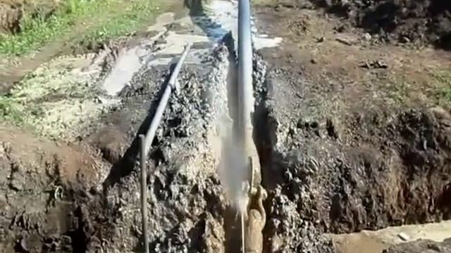 Начало протяжки трубы методом ГНБ под рекой смотреть онлайн