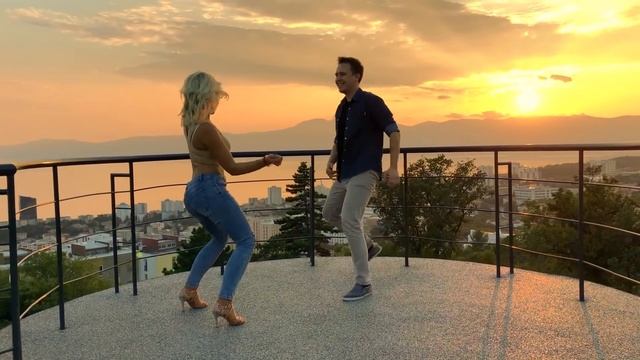 AMAZING SALSA Dance With Most Beautiful Sunset View! смотреть онлайн