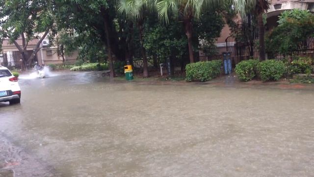Электроскутер, не боится воды?