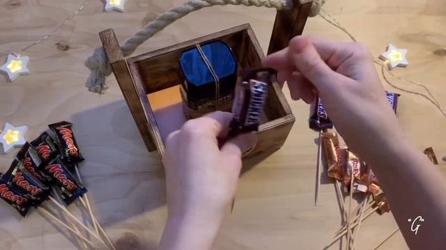 Букет из конфет и кофе в деревянной корзинке смотреть онлайн