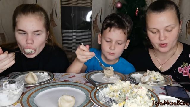 Мукбанг Крабовый салат, хинкали/Отвечаем на ваши вопросы/Любимый салат Вани смотреть онлайн