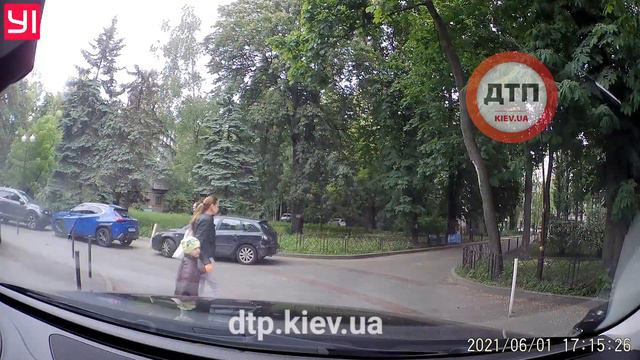 Самый центр Киева: столбики из сферы не помогают, люди все равно паркуют авто там где им удобно. смотреть онлайн