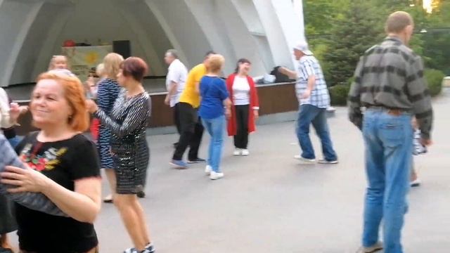 Роза алая Танцы в парке Горького Май 2021 Харьков смотреть онлайн