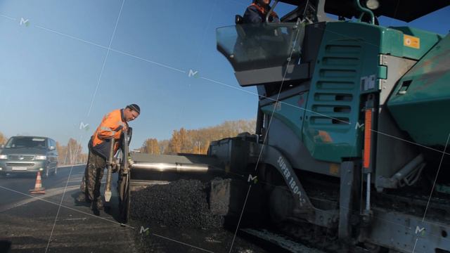 Novosibirsk region, August 3, 2020. Novosibirsk road transport. Men at work. Asphalt road. A worker смотреть онлайн