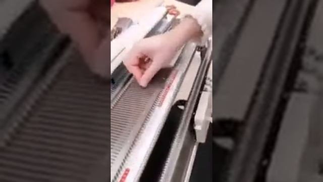 Как заменить прижимную планку на вязальной машине? смотреть онлайн