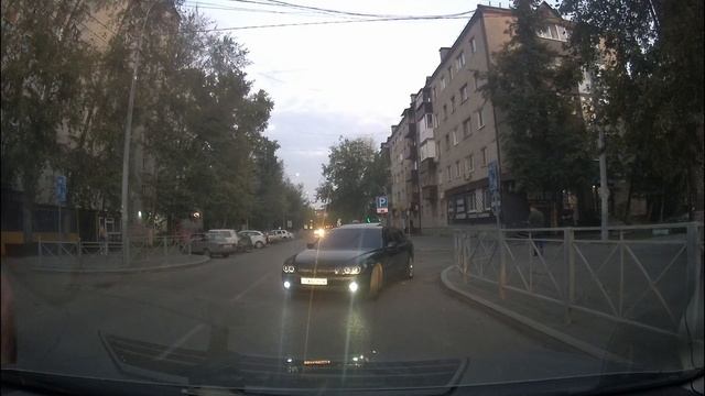 Быдло стоит на встречке и при этом угрожает смотреть онлайн