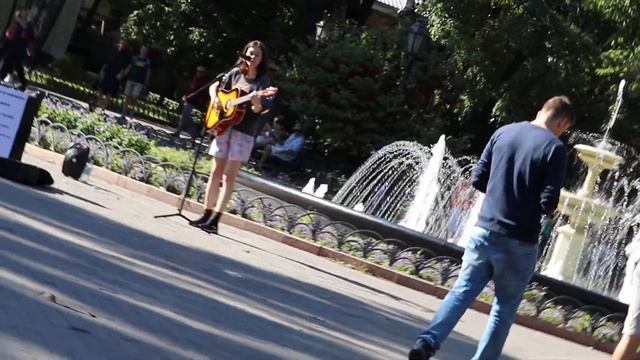 Уличный музыкант поет под гитару у фонтана - Одесса, Городской сад, 29.09.2020 смотреть онлайн