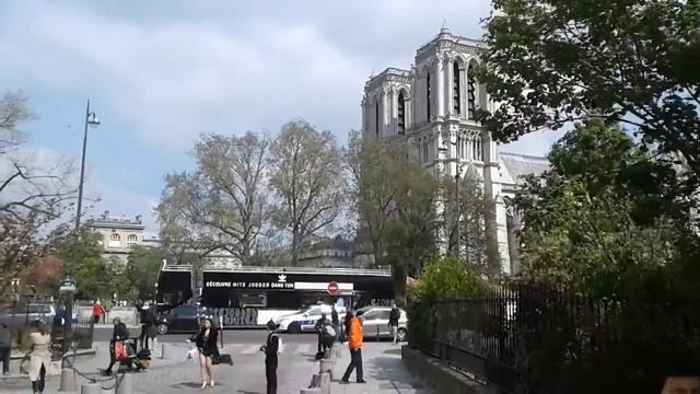 Прогулка по Парижу. Возле Сен-Жюльен-ле-Повр напротив Нотр-дам-де-пари. смотреть онлайн