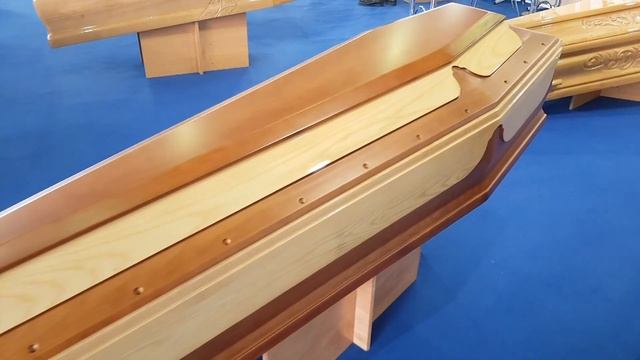 Производители гробов на похоронной выставке TENEREXPO 2019 в Палермо, часть пятая смотреть онлайн