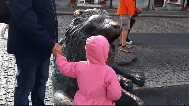 34 Яна на берегу моря. Фонтан со львами. #видео с тортом и горящими свечами. смотреть онлайн