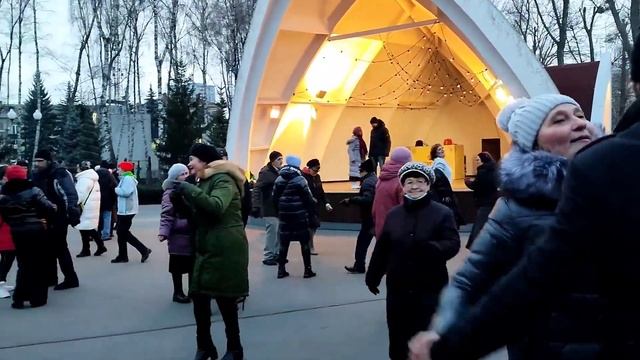 И ВСЕ ЦВЕТЫ, И ЗВЁЗДЫ ВНОВЬ ТЕБЕ ДАРЮ! СЧАСТЛИВЫЕ МОМЕНТЫ ИЗ ПАРКА ГОРЬКОГО ХАРЬКОВ ТАНЦЫ смотреть онлайн