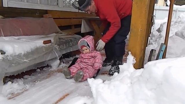 Тина на даче зимой, горы снега и катание на лопате!!! смотреть онлайн