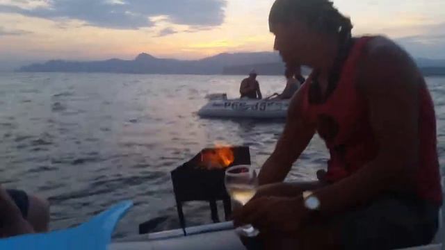 Пикник на воде / Готовим шашлык в открытом море / Просмотр обязателен для каждого смотреть онлайн