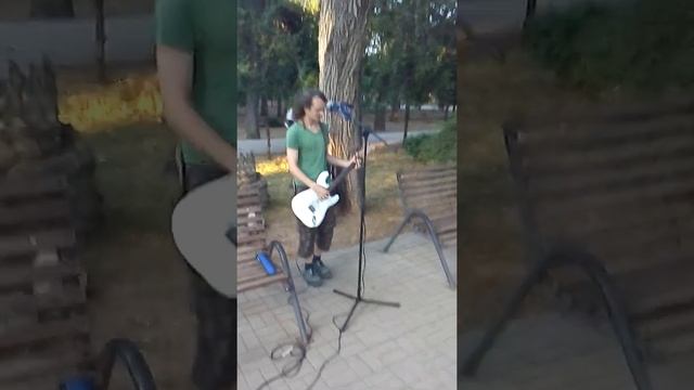 Парень поёт песни в парке смотреть онлайн