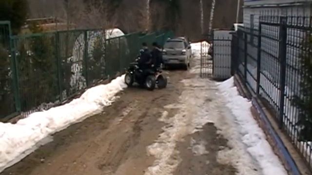 На электроквадроцикле, вчетвером! смотреть онлайн