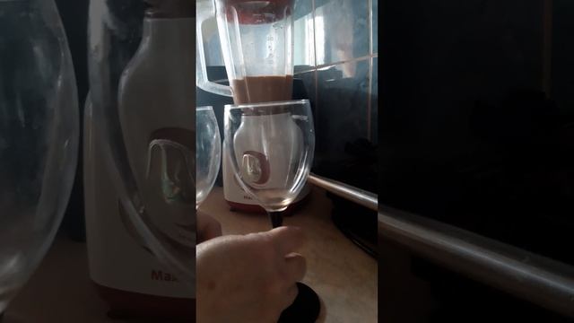 Вкусное утро. Коктейль с хурмой и замороженной клубникой на основе клубничного Nature balance смотреть онлайн