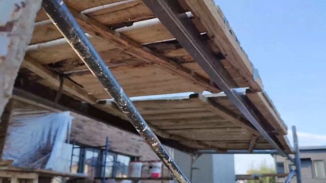 Нанесение камешковой декоративной штукатурки на фасады дома, утеплённые фасадным пенопластом ППС16Ф смотреть онлайн