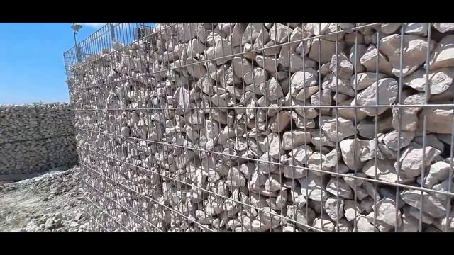 Сплошной забор из габионов. Показываем вблизи. смотреть онлайн