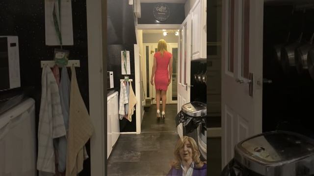 Sarah wearing new pink dress смотреть онлайн