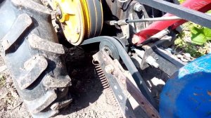 Натяжитель ремня копалки Крючков в паре с гибридным мотоблоком.