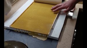 Изготовление вощины на матрице путём заливки