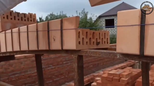 Стройка в Чеченском стиле. Арка из кирпича в кухню по закрытым навесом. смотреть онлайн
