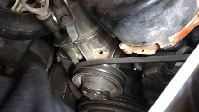 1990 Mercedes 560SEL - Changing Belts смотреть онлайн