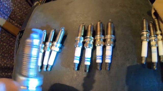 Рено Сандеро Степвей 2.Как ЗАМЕНИТЬ свечи и ПОЧИСТИТЬ дроссельную заслонку. Двигатель Н4М. 113 л.с. смотреть онлайн