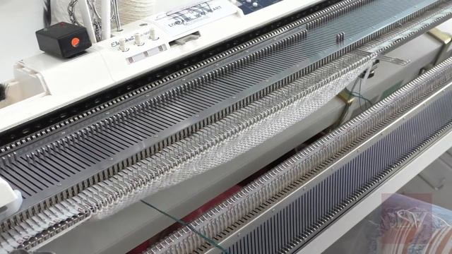 Вяжем шапку - берет на вязальной машине. Часть 2. Пошаговое вязание смотреть онлайн