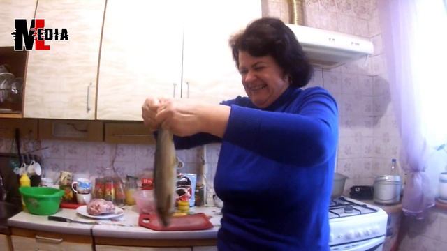 РЖАЧЬ. Как правильно одним движением рук разделать селедку, мясо от хребта, прикол смотреть онлайн