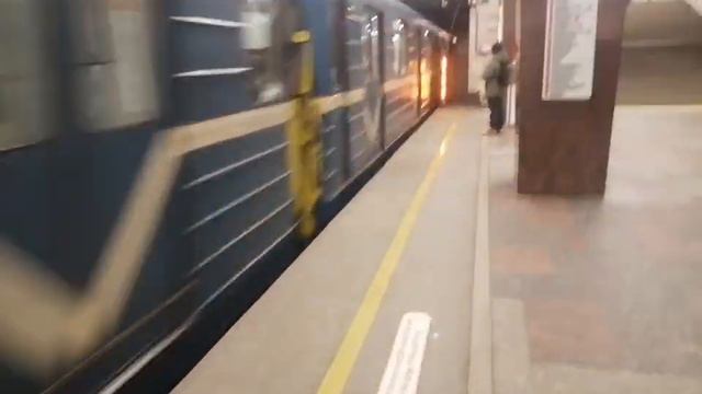 Прибытие ЕМА на Станции Ленинский Проспект смотреть онлайн