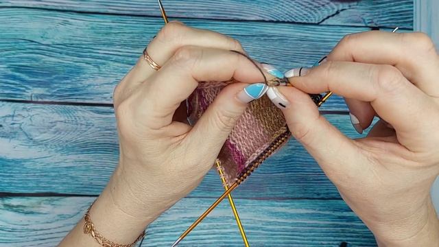 НОСКИ СПИЦАМИ ВЯЖУТСЯ НЕОБЫЧНО// МАСТЕР КЛАСС смотреть онлайн