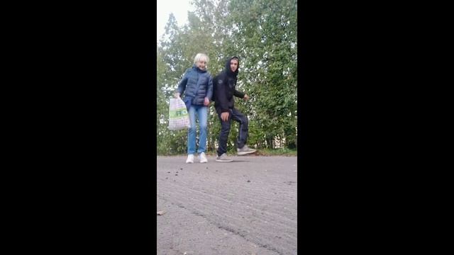 Танцуем с бабушкой ? #dance #рекомендации #fortnite #fifa #футбол #foryou #viral #video #тренды смотреть онлайн