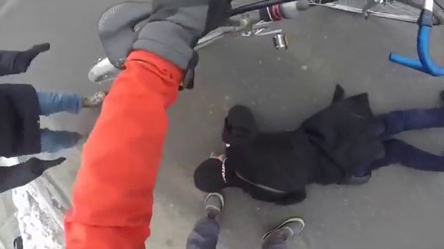 Нелепое ДТП велосипедиста и пешехода смотреть онлайн