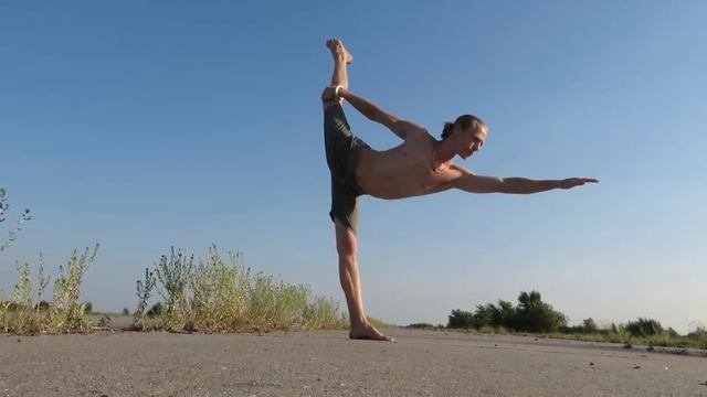 Демонстрация сложных балансов стоя на одной ноге/ смотреть онлайн