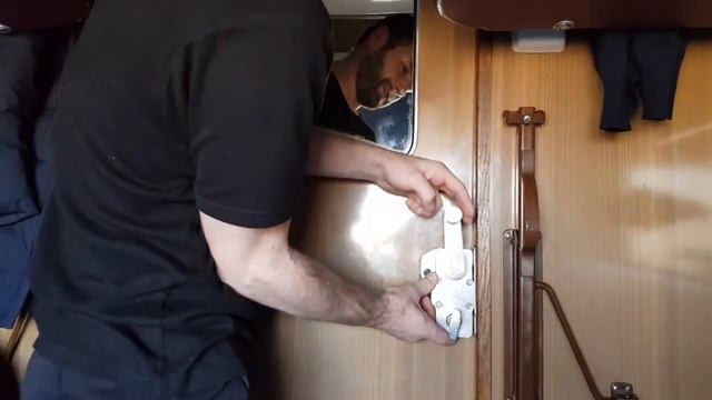 Якщо заклинило двері в купе поїзду Если заклинило дверь в купе поезда смотреть онлайн