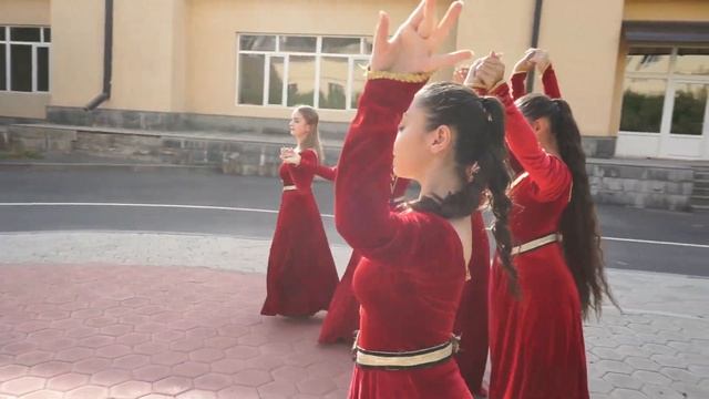 Танец “Кочари” в честь Дня независимости Армении смотреть онлайн