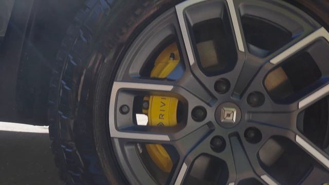 RIVIAN R1S Review | How Much Better Is It Than The Tesla Model X? Is Elon Falling Behind?