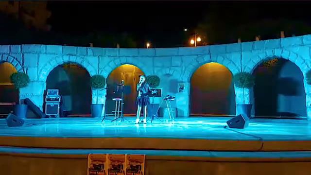Azzurra canta My Way nella piazza centrale di Saint Vincent Recorndig Nutti смотреть онлайн