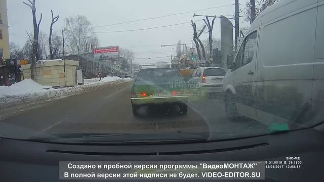 Неадекватная женщина помяла капот автомобилю смотреть онлайн
